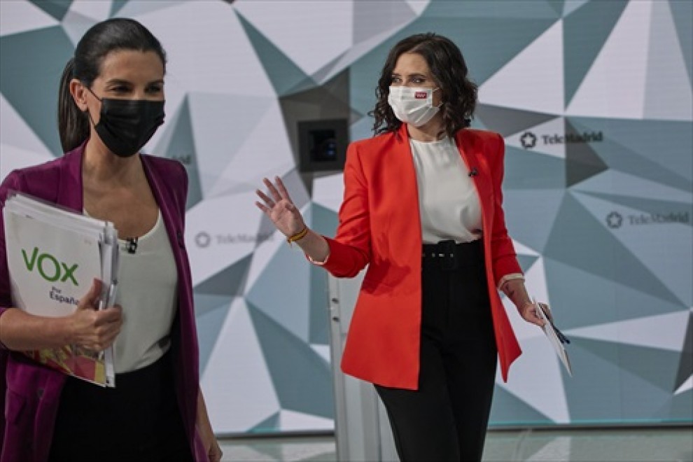 La candidata de Vox a la Presidencia de la Comunidad de Madrid, Rocío Monasterio (i), y la candidata del PP a la Presidencia de la Comunidad de Madrid, Isabel Díaz Ayuso, salen tras el primer debate electoral previo a los comicios a la Asamblea de Madrid.