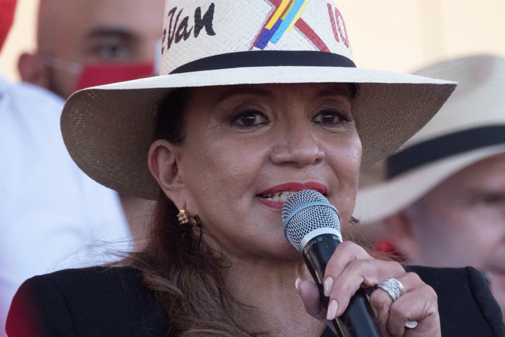 La candidata presidencial hondureña Xiomara Castro, del partido Libertad y Refundación (Libre, izquierda), habla durante el cierre de su campaña, el 20 de noviembre de 2021, en la ciudad de San Pedro Sula (Honduras).