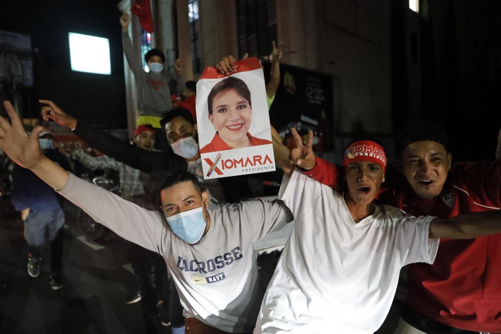 Simpatizantes de la candidata presidencial Xiomara Castro celebran los resultados parciales de las elecciones, a 28 de noviembre de 2021, en Tegucigalpa (Honduras).