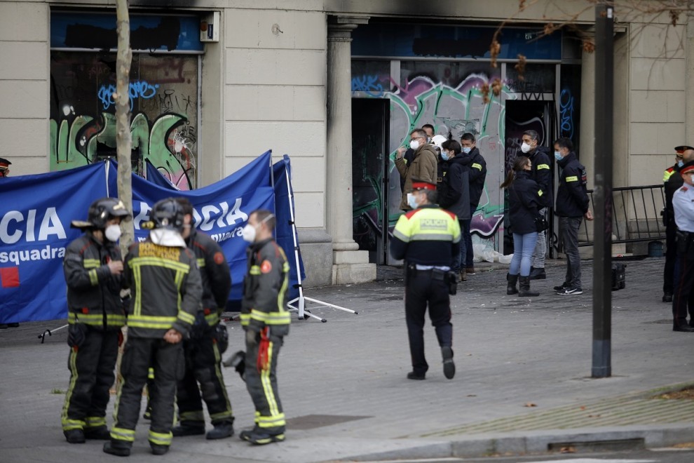 Varios mossos d'Esquadra y bomberos trabajan en el edificio donde se ha producido un incendio con víctimas mortales, en la Plaza de Tetuán, a 30 de noviembre de 2021, en Barcelona, Catalunya, (España).