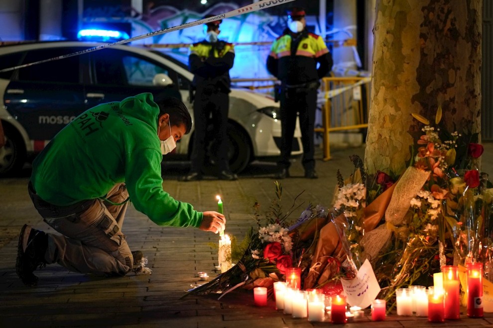 Flores y velas encendidas hoy martes en memoria por las personas fallecidas en el incendio ocurrido en un local ocupado en la Plaza Tetuan de Barcelona.