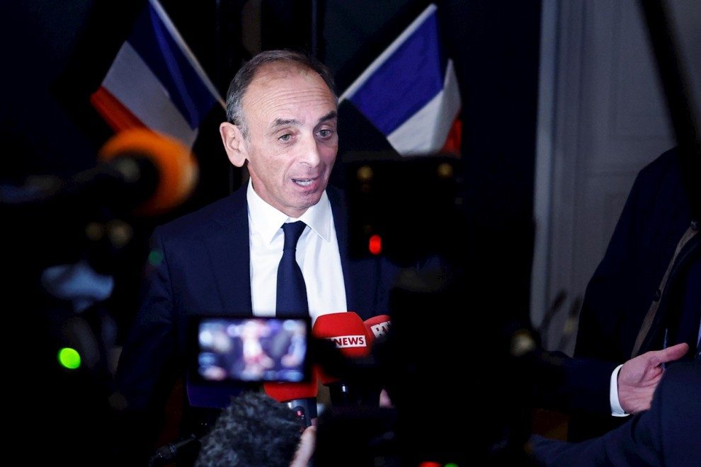 El polemista francés de extrema derecha y candidato a las elecciones presidenciales francesas de 2022 Eric Zemmour se dirige a los medios de comunicación en París, Francia, el 30 de noviembre de 2021.