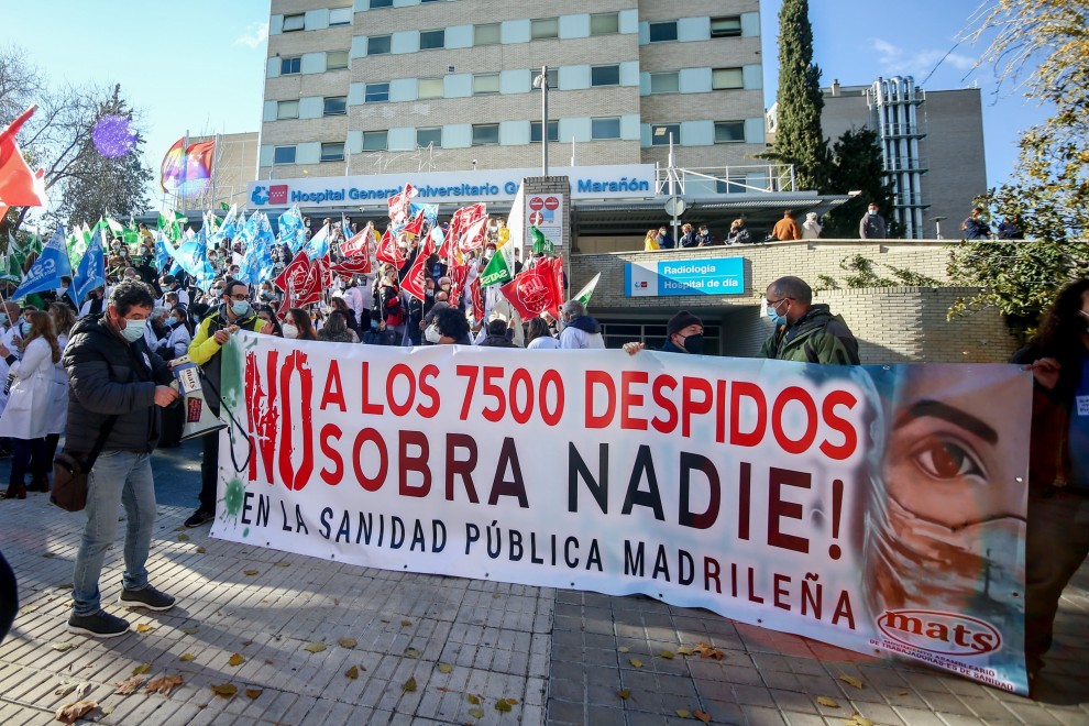 Varias personas sostienen una pancarta donde se lee 'No sobra nadie', en una protesta frente al Hospital Gregorio Marañón, a 2 de diciembre de 2021.