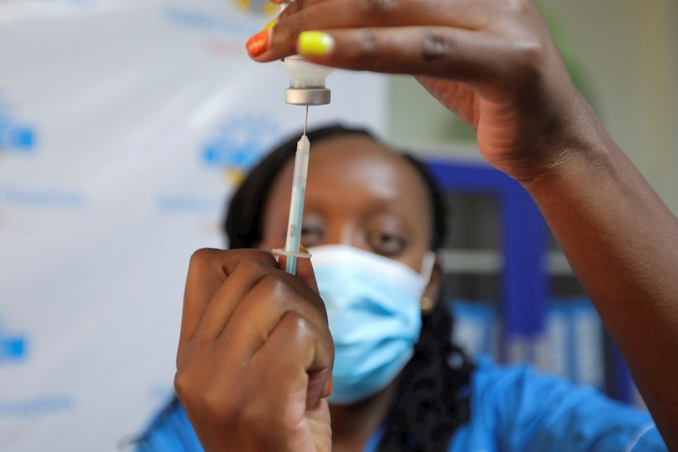 Personal médico keniano se prepara para administrar una dosis de la vacuna Moderna contra Covid-19 a un residente de Nairobi, como parte de una campaña de vacunación en el hospital Radiant en Nairobi, Kenia, 01 Diciembre de 2021.