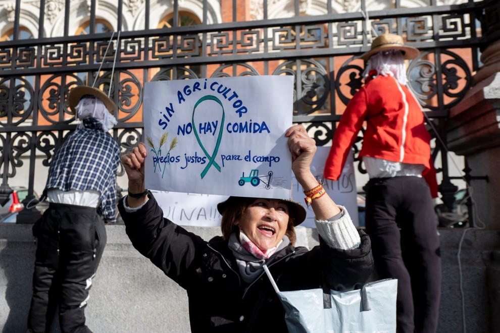 Una mujer con un cartel en el que se lee: 'Sin agricultor no hay comida' durante una concentración de agricultores y exportadores de naranjas, frente al Ministerio de Agricultura, a 24 de noviembre de 2021, en Madrid, (España).