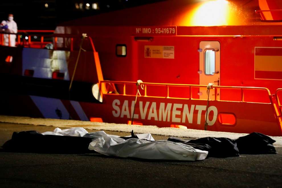Los cuerpos de siete personas migrantes que fallecieron en una patera rumbo a Canarias, en el muelle de Arguineguín, Gran Canaria, el pasado 14 de noviembre.