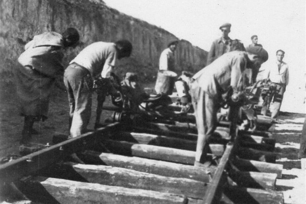 -Presos trabajando en la construcción del ferrocarril Transahariano entre 1940 y 1943, miles de republicanos españoles fueron recluidos por la Francia de Vichy en campos de concentración en Marruecos y Argelia para construir el ferrocarril Transahariano.