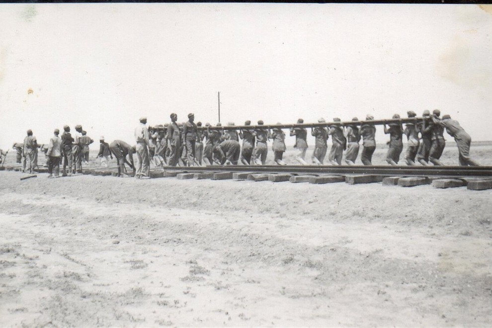 Presos trabajando en la construcción del ferrocarril Transahariano entre 1940 y 1943, miles de republicanos españoles fueron recluidos por la Francia de Vichy en campos de concentración en Marruecos y Argelia para construir el ferrocarril Transahariano.