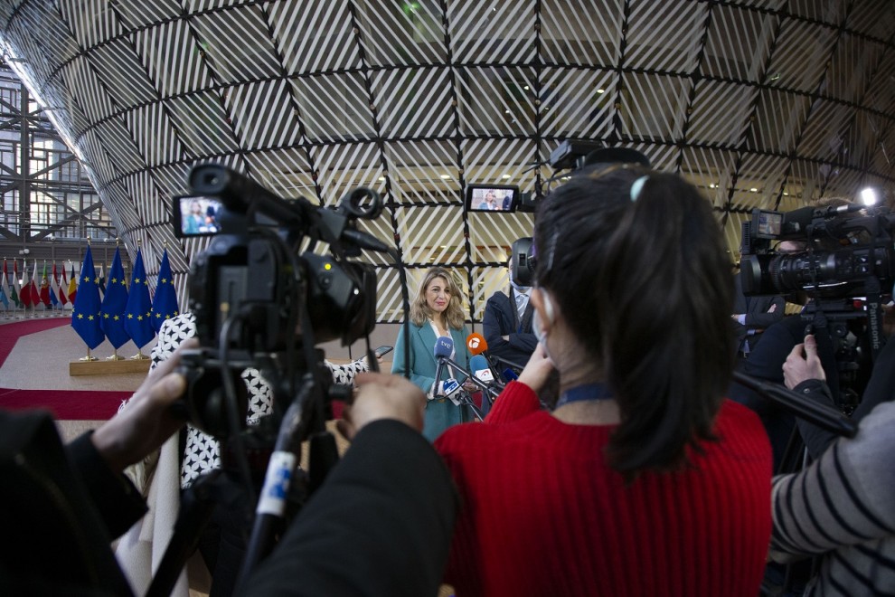 La vicepresidenta segunda del Gobierno y ministra de Trabajo y Economía Social, Yolanda Díaz, realiza unas declaraciones a los medios a su llegada a la reunión del Consejo de Ministros de Empleo de la UE, en Bruselas.