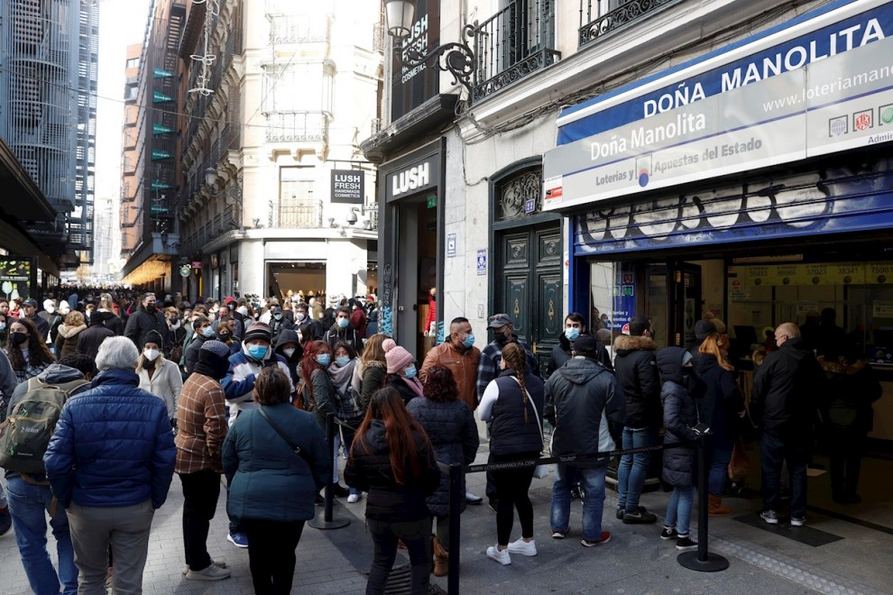 Vista de la cola para comprar lotería de Navidad en Doña Manolita en la calle del Carmen en Madrid el pasado domingo.