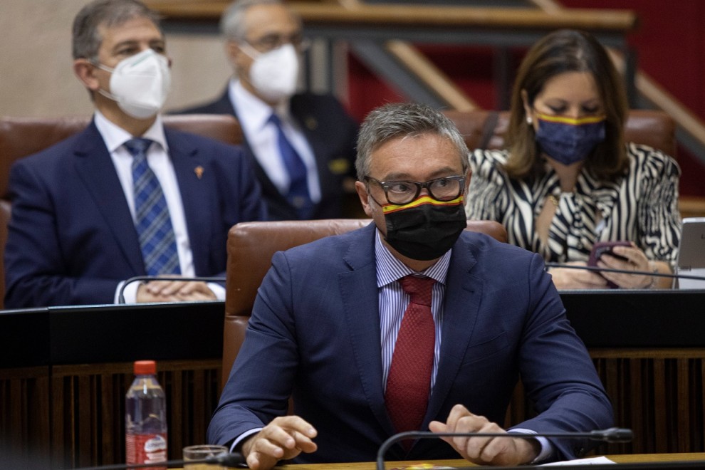 El portavoz del grupo parlamentario Vox, Manuel Gavira, en una sesión de control al Gobierno, en el Pleno del Parlamento de Andalucía. E.P./María José López