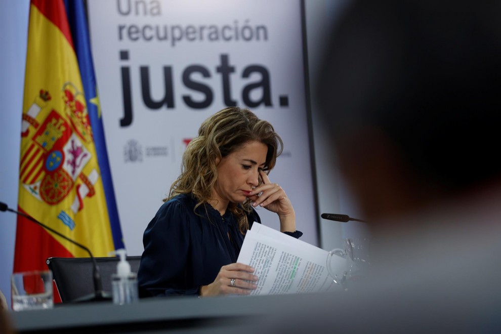 La ministra de Transportes, Movilidad y Agenda Urbana Raquel Sánchez ofrece una rueda de prensa tras el Consejo de Ministros Extraordinario celebrado en el Palacio de la Moncloa, este viernes.