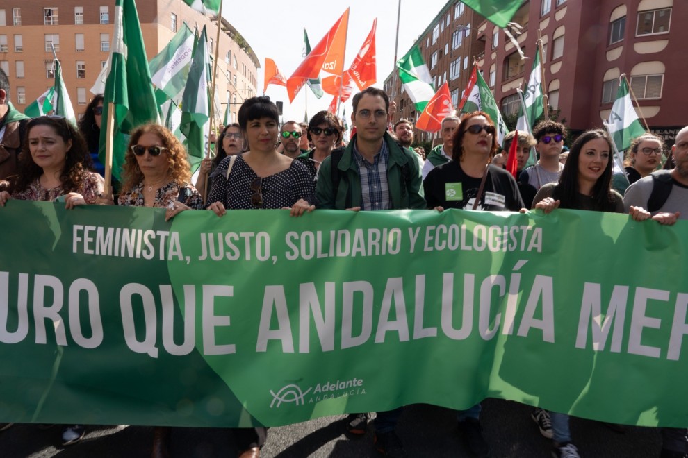 Teresa Rodríguez (1d) junto al líder andaluz de IU, Toni Valero (c) en la manifestacion de 'Marcha por Andalucía' convocada por el movimiento 'Caminando/Marchas de la Dignidad' con motivo del 28-F. Sevilla a 28 de febrero del 2020 Foto de ARCHIVO