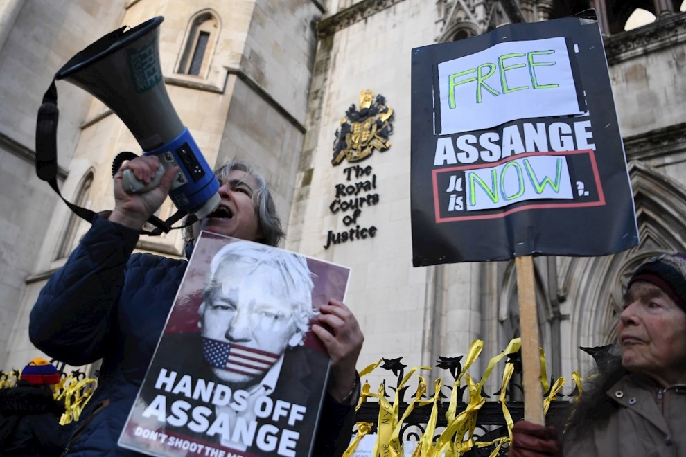 10/12/2021 Simpatizantes de Julian Assange protestan en Londres por la decisión de la Justicia británica de extraditar a EEUU a Assange