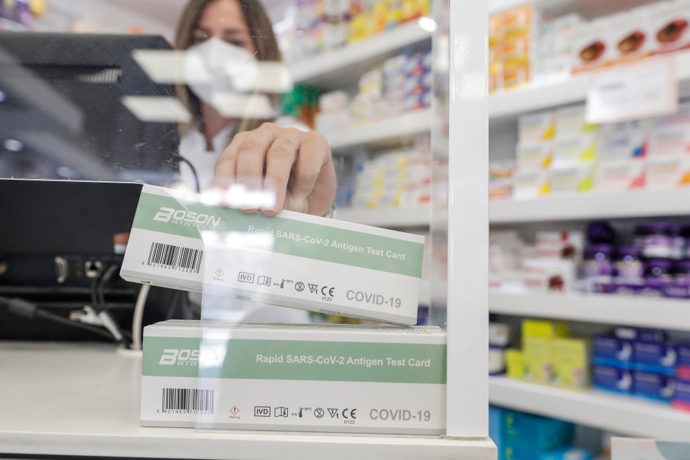 Una caja con test de antígenos contra la covid-19 en una farmacia.