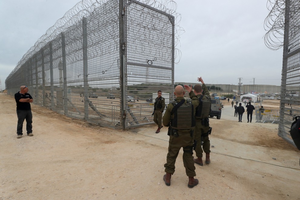 Personal de seguridad israelí en una apertura del nuevo muro.
