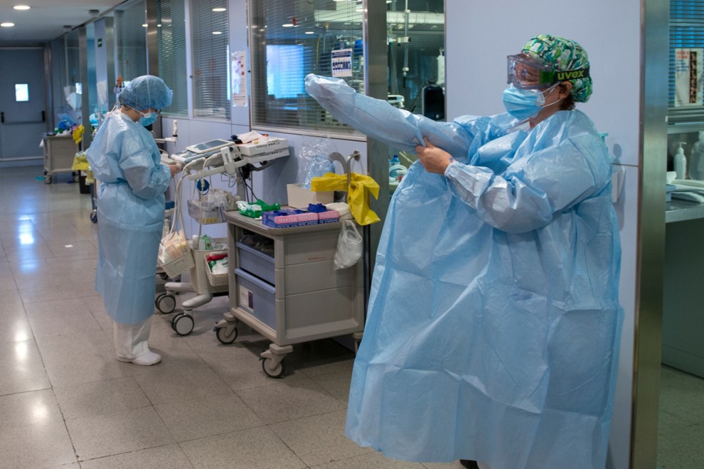 Personal sanitario de la Unidad de Cuidados Intensivos (UCI) para enfermos de coronavirus del Hospital Universitario Dr. Josep Trueta de Girona.