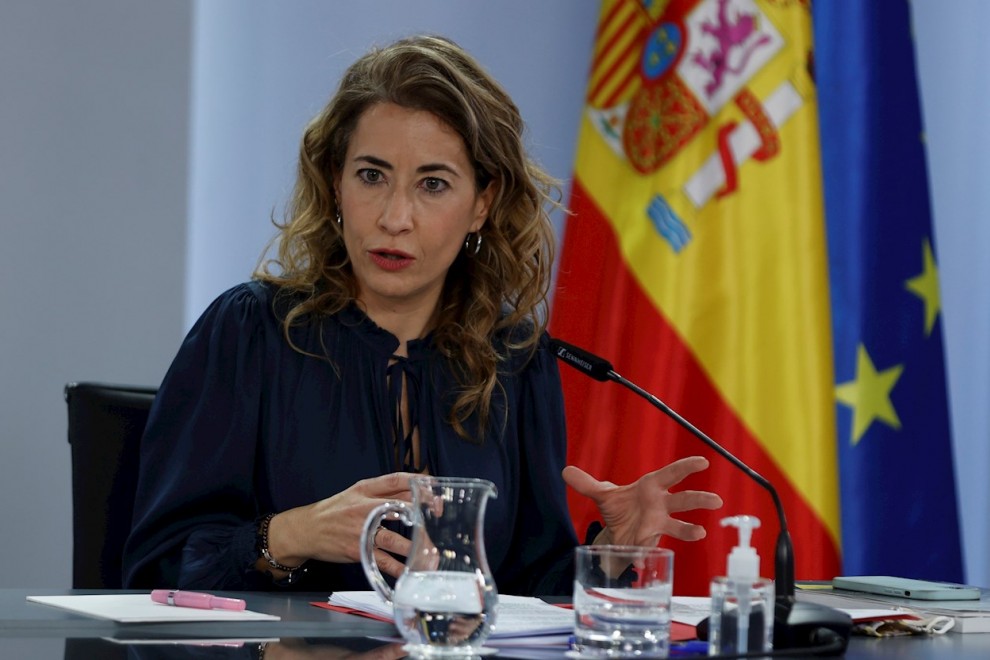 10/12/2021.- La ministra de Transportes, Movilidad y Agenda Urbana Raquel Sánchez ofrece una rueda de prensa tras el Consejo de Ministros Extraordinario celebrado en el Palacio de la Moncloa, este viernes. EFE/ Mariscal