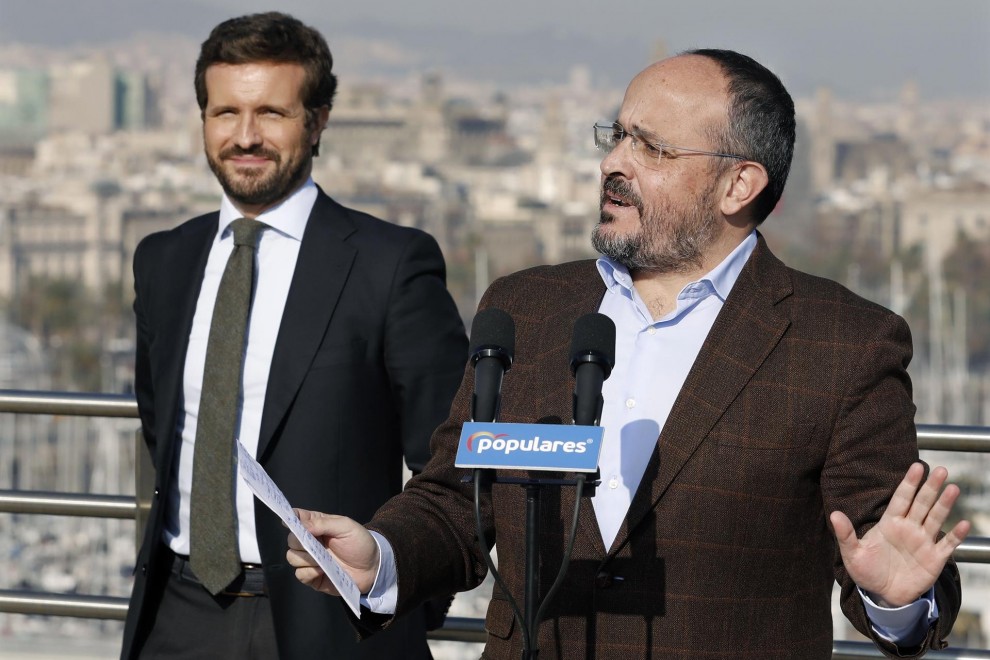 El líder del PP, Pablo Casado (c) se ha reunido en Barcelona con asociaciones que defienden el bilinguismo, en un acto acompañado por el presidente del PP de Cataluña, Alejandro Fernández (d).
