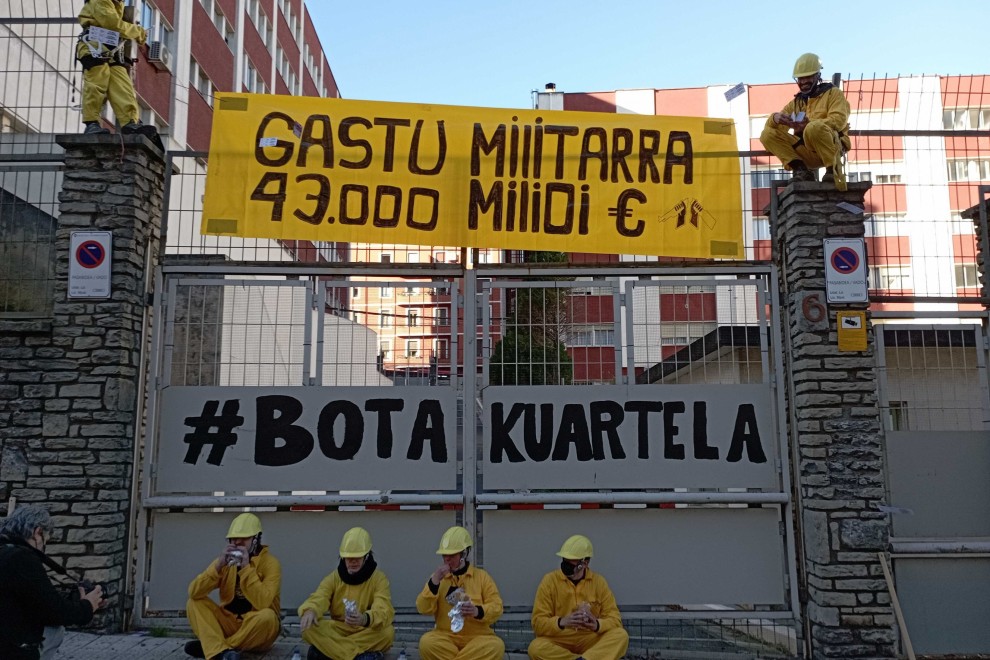 Antimilitaristas pican los muros del Gobierno Militar de Bilbao