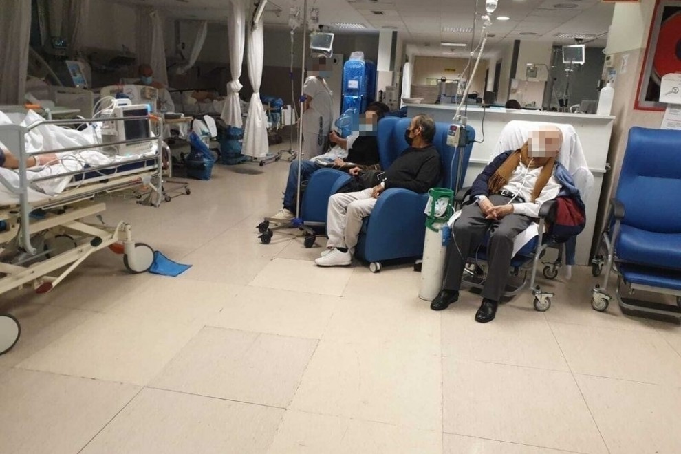 Imagen del interior del Hospital La Paz, donde la falta de medios lleva a que pacientes ocupen sillones y no camas.