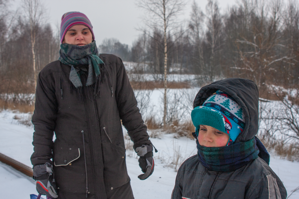 Una madre junto a su hijo, en las afueras de la ciudad lituana de Visaginas.