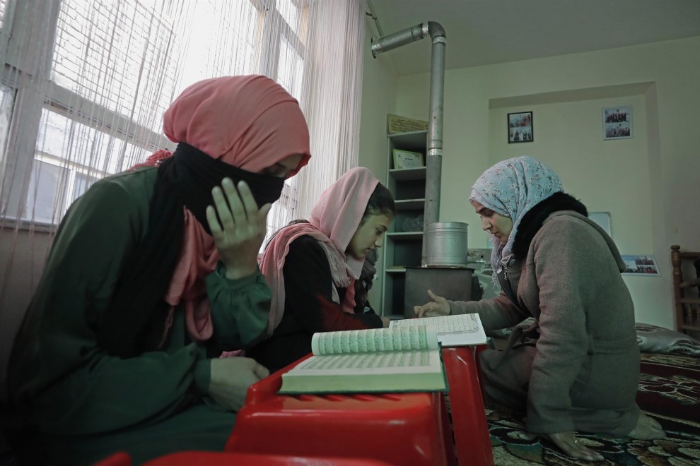 Niñas afganas toman clases en los hogares debido al cierre de la escuela secundaria para niñas por parte del gobierno talibán