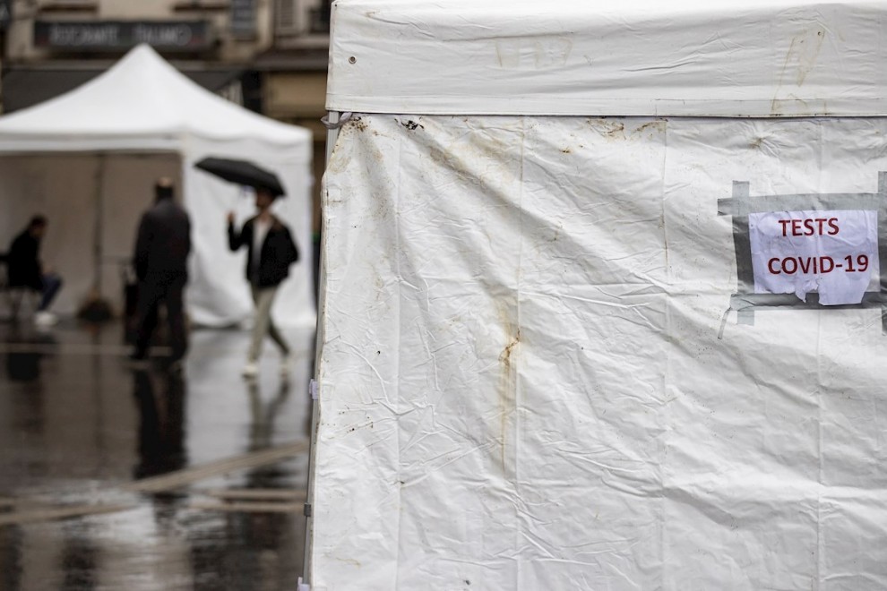 La gente pasa por dos sitios donde se realizan pruebas de covid en París, el 27 de diciembre de 2021.