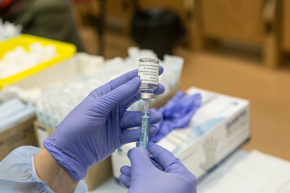 Una profesional sanitaria sostiene un vial de la vacuna AstraZeneca contra la COVID-19 en el Hospital de Mérida, Extremadura.
