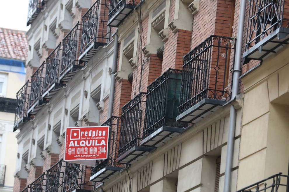 Una inmobiliaria anuncia un piso en alquiler en Madrid.