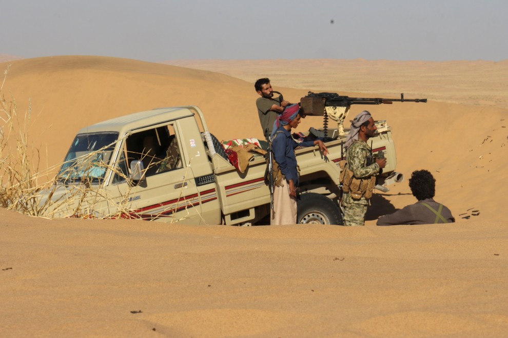 06/12/2021 Los combatientes tribales progubernamentales toman posiciones en una zona desértica al sureste de Marib, Yemen