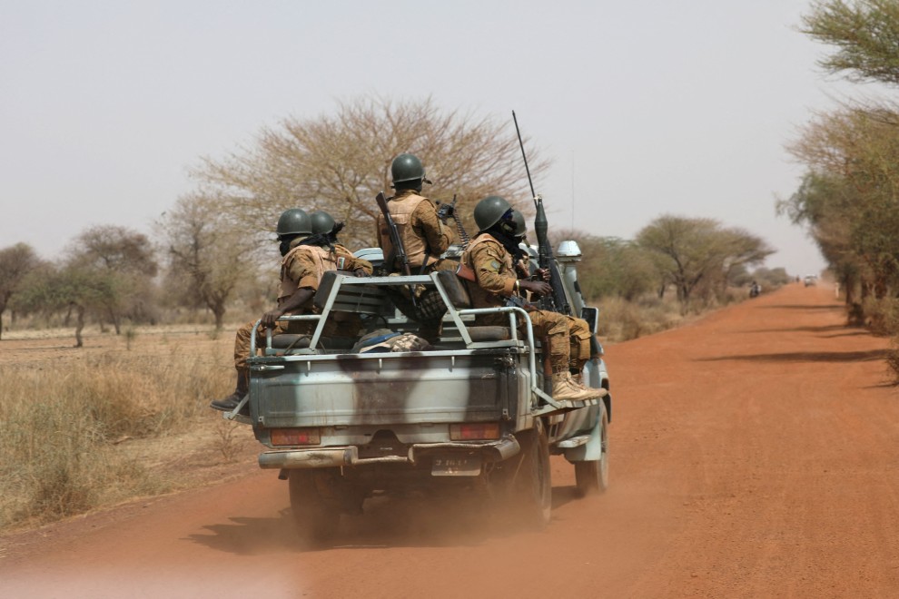 03/03/2019 Soldados de Burkina Faso patrullan en la carretera de Gorgadji en el área del Sahel, Burkina Faso