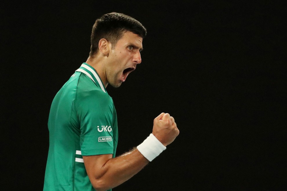 El serbio Novak Djokovic celebrando la victoria del tercer set durante un partido contra el alemán Alexander Zverev.