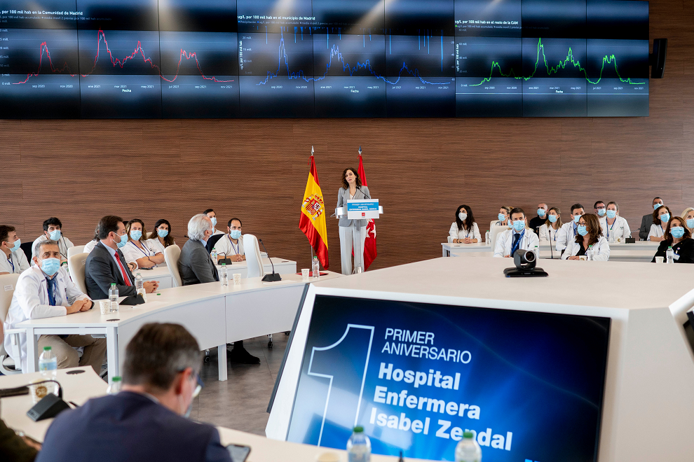 Vista general de la intervenicón de la presidenta de la Comunidad de Madrid, Isabel Díaz Ayuso, durante su visita al Hospital público Enfermera Isabel Zendal por su primer aniversario, a 1 de diciembre de 2021, en Madrid.
