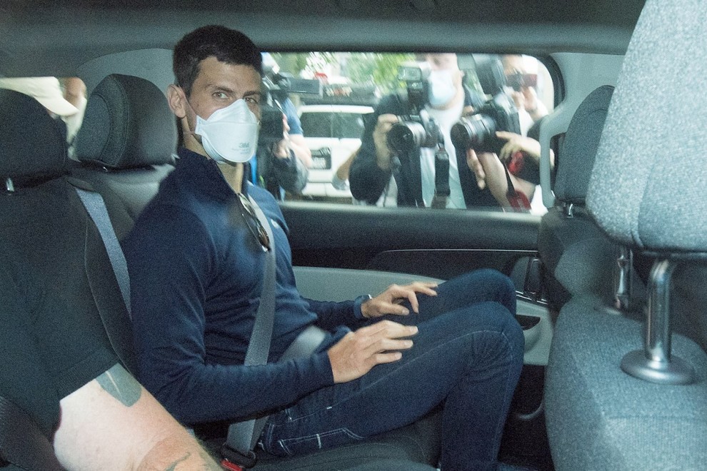 16/01/2022 El tenista serbio Novak Djokovic sale del Park Hotel en un vehículo para reunirse con sus abogados antes de la decisión del Tribunal Federal australiano sobre su deportación