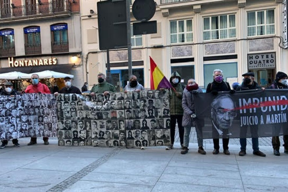 Manifestantes contra Martín Villa