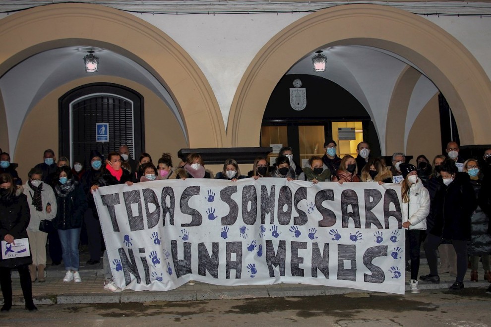 Vecinos de Cortes, la localidad de la que era originaria Sara Pina, la mujer asesinada en Tudela supuestamente por su marido, se han concentrado hoy martes para expresar su 'rechazo y condena a cualquier forma de violencia contra las mujeres y su apoyo y
