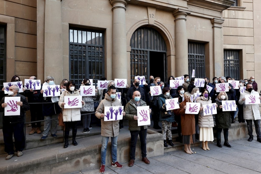 Momento de la concentración celebrada este miércoles por los sindicatos UGT y CCOO frente a la sede que comparten ambos sindicatos en repulsa del asesinato en Tudela de Sara Pina, a 12 de enero, Pamplona.