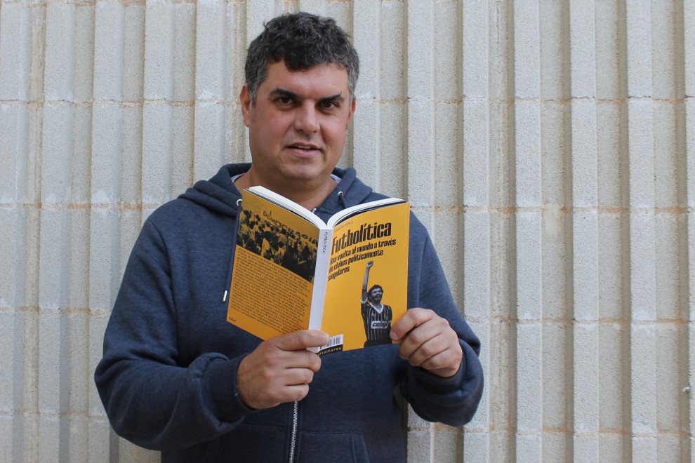 L'historiador Ramon Usall amb el llibre 'Futbolítica' a les mans.