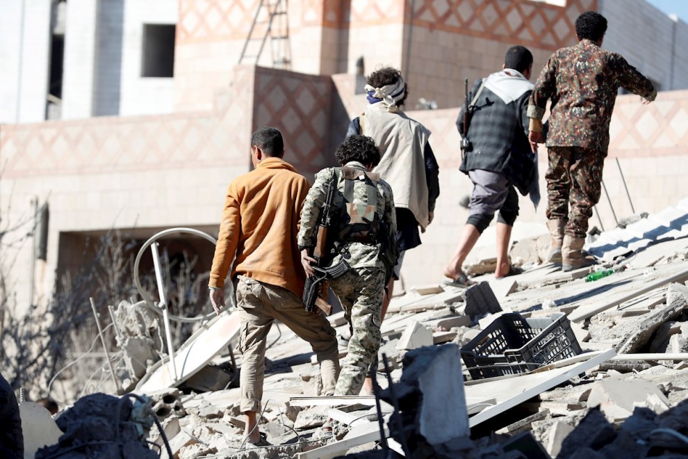 Los yemeníes inspeccionan los restos de los edificios después de que fueran alcanzados por ataques aéreos liderados por Arabia Saudí.