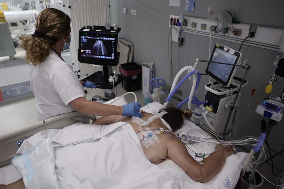 Una enfermera realiza una ecografía a una paciente en la UCI del Hospital Enfermera Isabel Zendal.