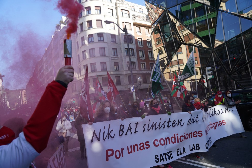 Varias personas en la manifestación contra el 'colapso' en los ambulatorios, en la Plaza del Sagrado Corazón, a 23 de enero de 2022, en Bilbao