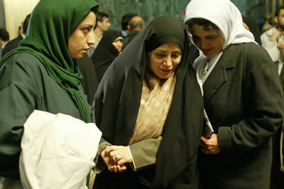 L a política iraní, Fatimah Haqiqatjoo (C), habla con Marziyeh Langeroudi (D), y Narges Mohamadi (I)