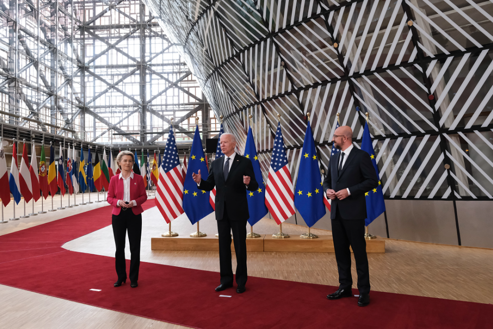 ARCHIVO. La presidenta de la Comisión Europea, Ursula von der Leyen, el presidente de los EE. UU., Joe Biden, y el presidente del Consejo Europeo, Charles Michel, llegan a una conferencia de prensa.