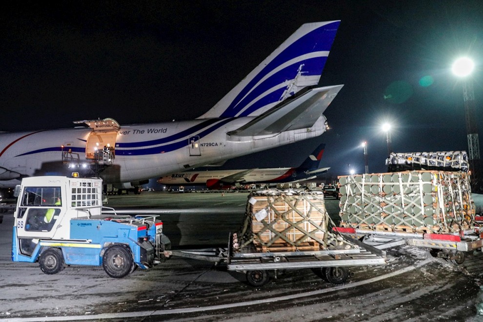 Los trabajadores descargan ayuda militar de un avión entregado desde EE. UU. a Ucrania, en el Aeropuerto Internacional Boryspil, en las afueras de Kiev, Ucrania, el 25 de enero de 2022.
