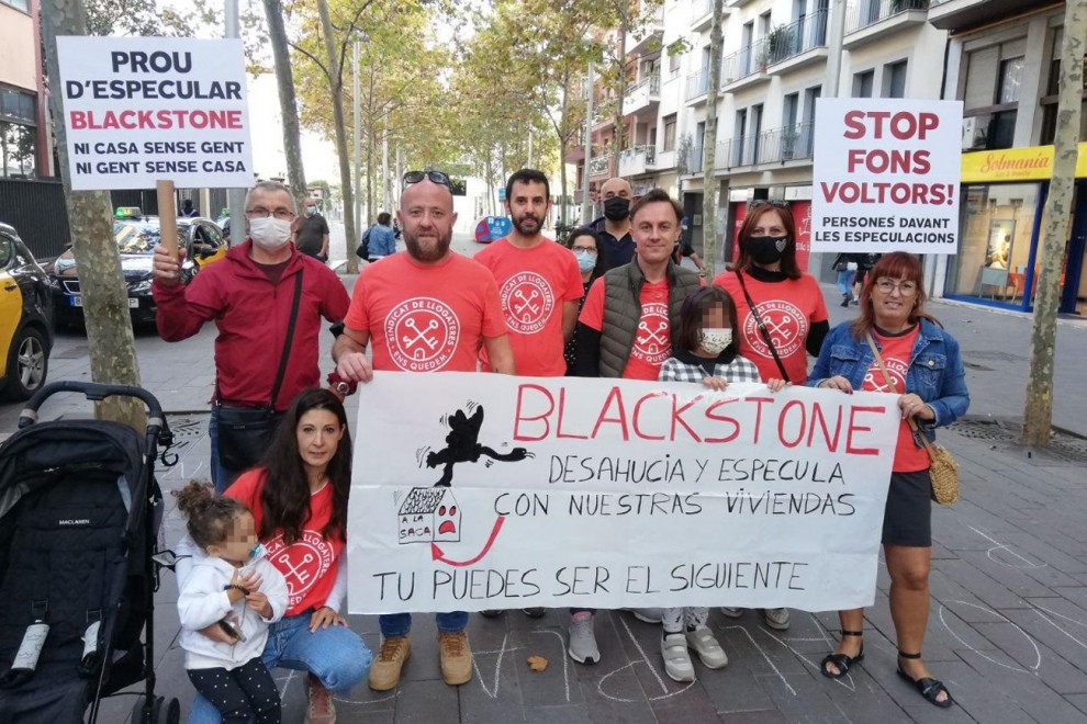 Familias afectadas por el fondo buitre Blackstone protestan en Barcelona.
