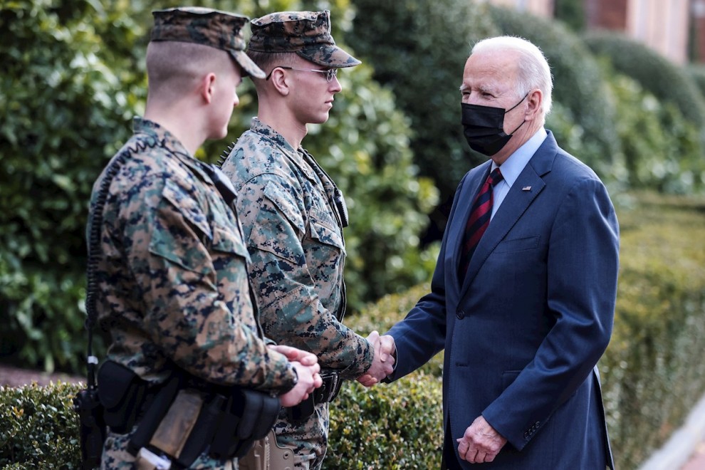 El presidente de los Estados Unidos, Joe Biden, saluda a los infantes de marina fuera del Cuartel de la Marina mientras realiza una caminata sorpresa por el Barracks Row en Washington, DC, EE. UU., el 25 de enero de 2022.