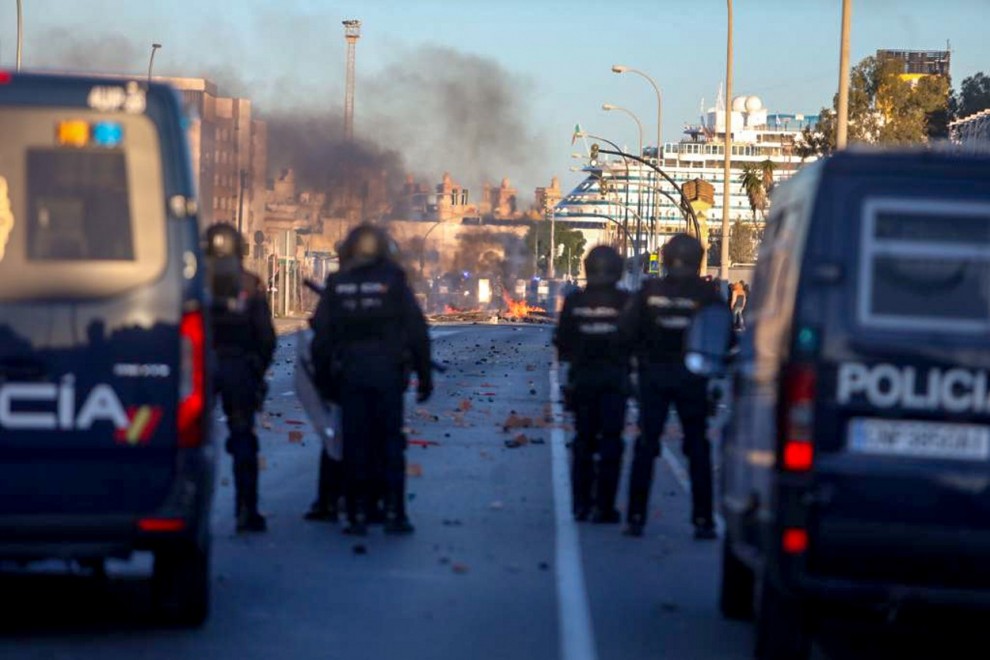 Agentes antidisturbios de la Policía frente a una barricada en la huelga del metal en Cádiz, en noviembre del 2021. E.P/Nacho Frade