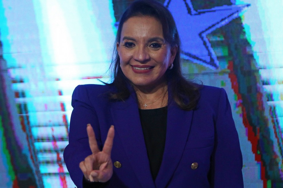 Xiomara Castro hace el gesto de la victoria después de que el Consejo Nacional Electoral (CNE) de Honduras le entregara la credencial que la acredita como presidenta electa del país, en Tegucigalpa. AFP/Johny Magallanes