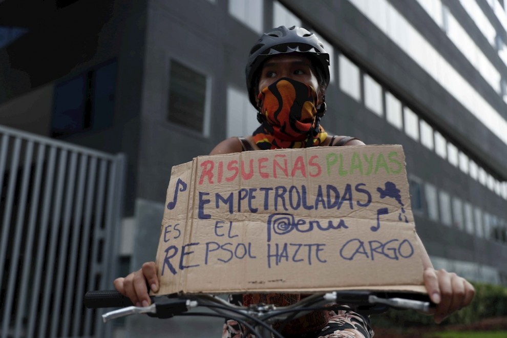 Activistas protestan frente a las instalaciones de Repsol en Lima (Perú) con motivo del derrame de petróleo.